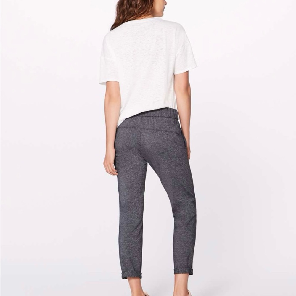 Lululemon On The Fly Pant *28" in Heathered Black - Picture 3 of 12